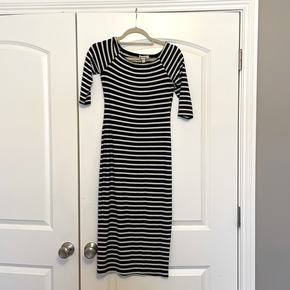 Navy blue and Ivory mid length dress. I am 5ft 1 and dress is mid calf on me